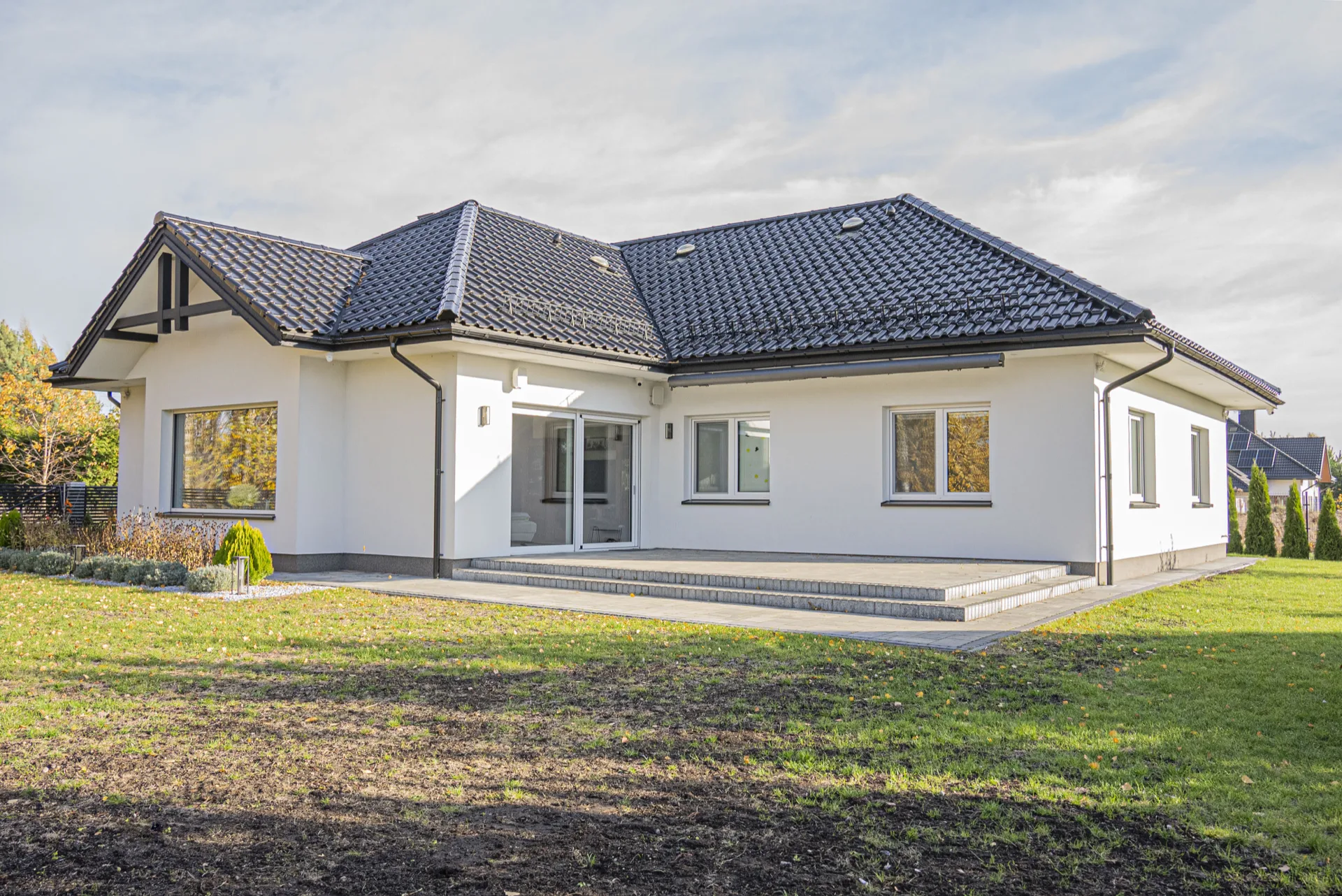 Parterowy dom jednorodzinny z oknami Sonarol Perfectherm