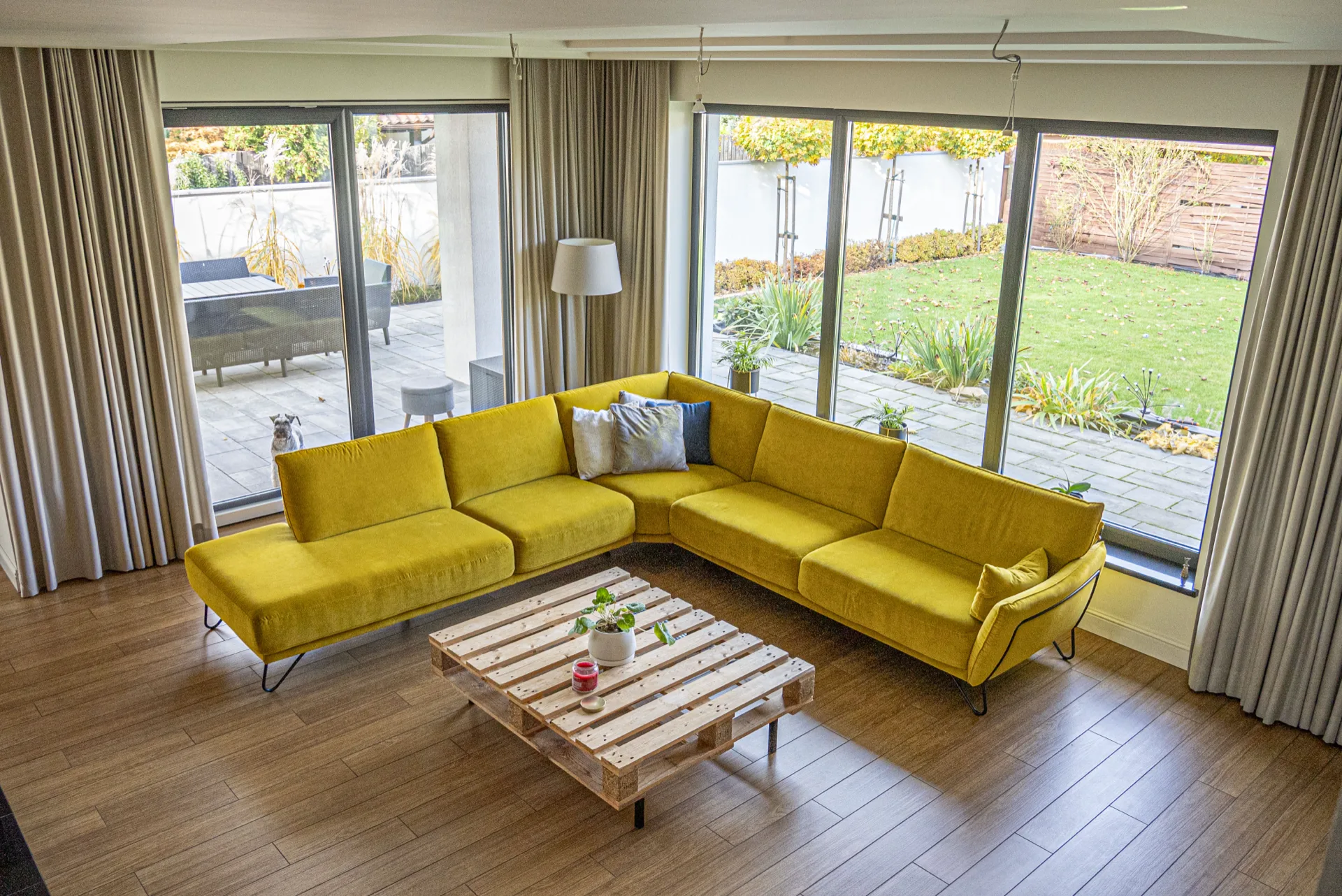 Przestronny salon z panoramicznymi oknami Perfectherm