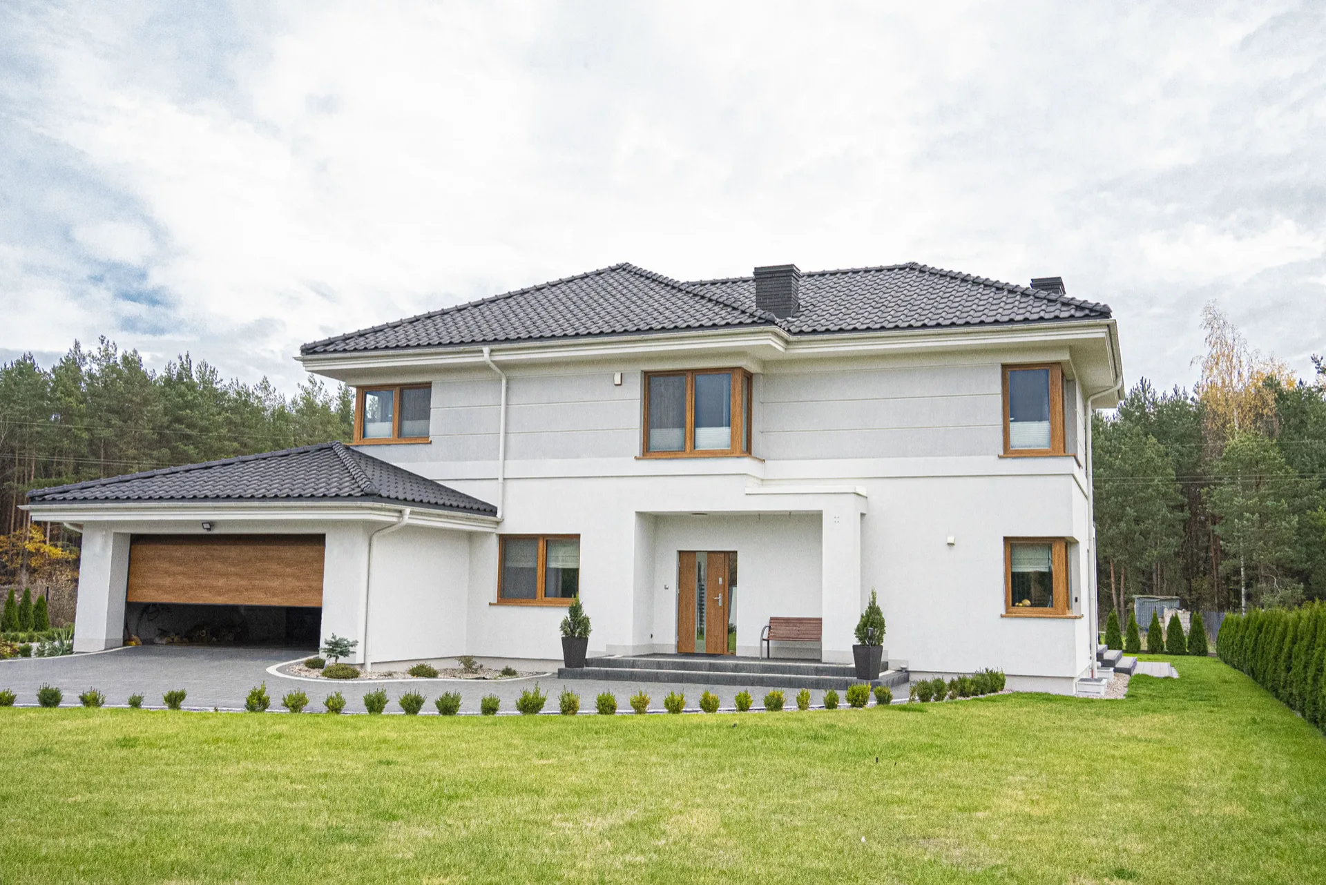 Dom jednorodzinny z garażem i oknami Sonarol Perfectherm
