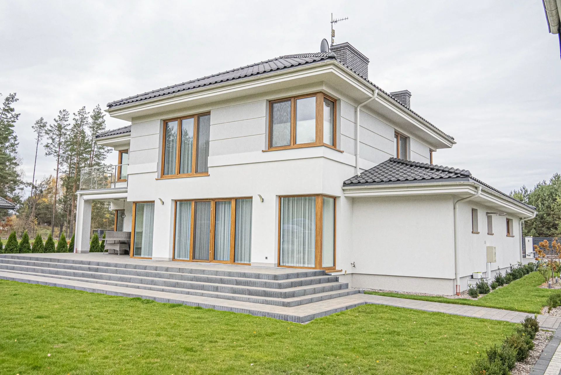 Elewacja domu jednorodzinnego z oknami Sonarol Perfectherm