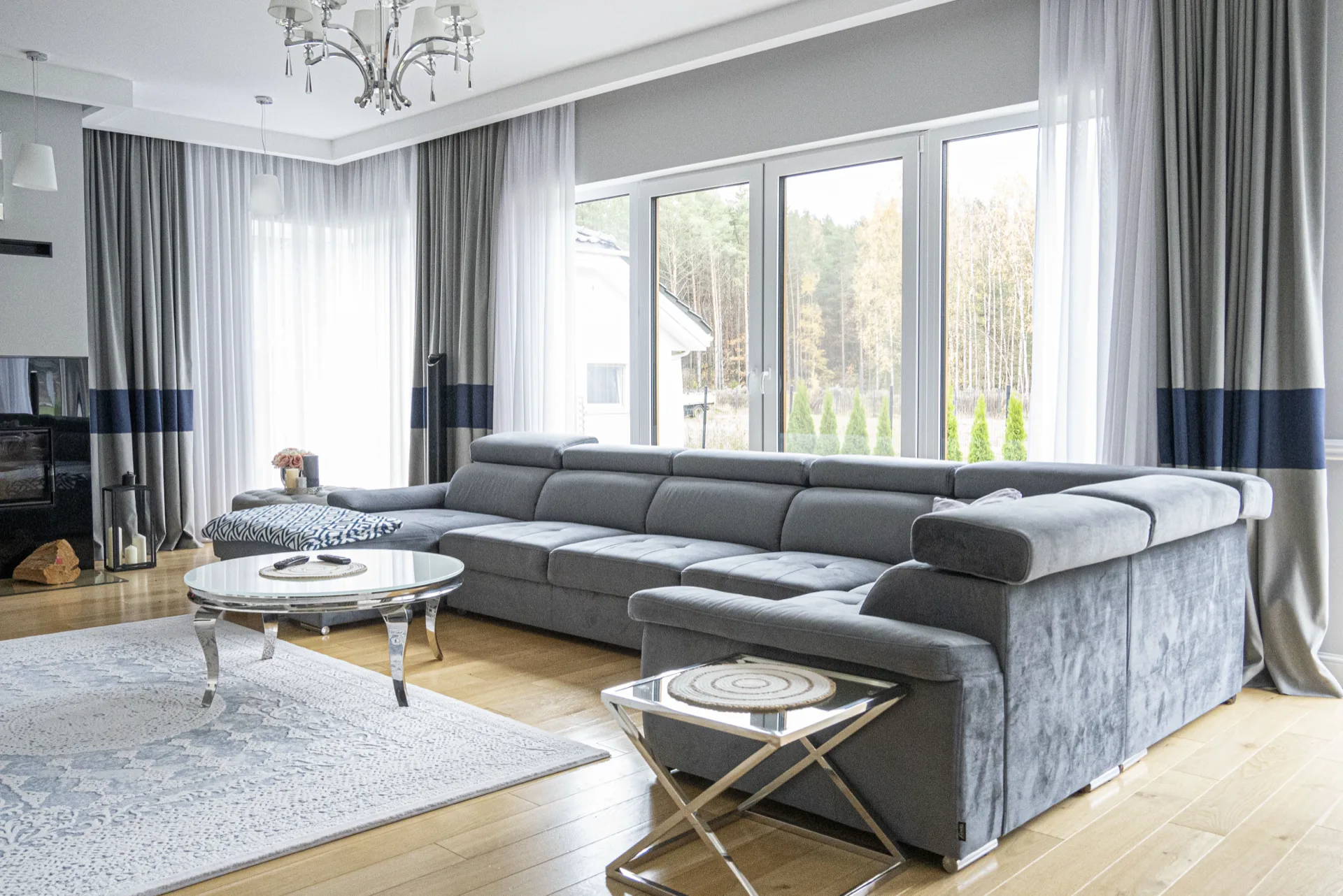 Salon z szeroką ścianą okien Perfectherm